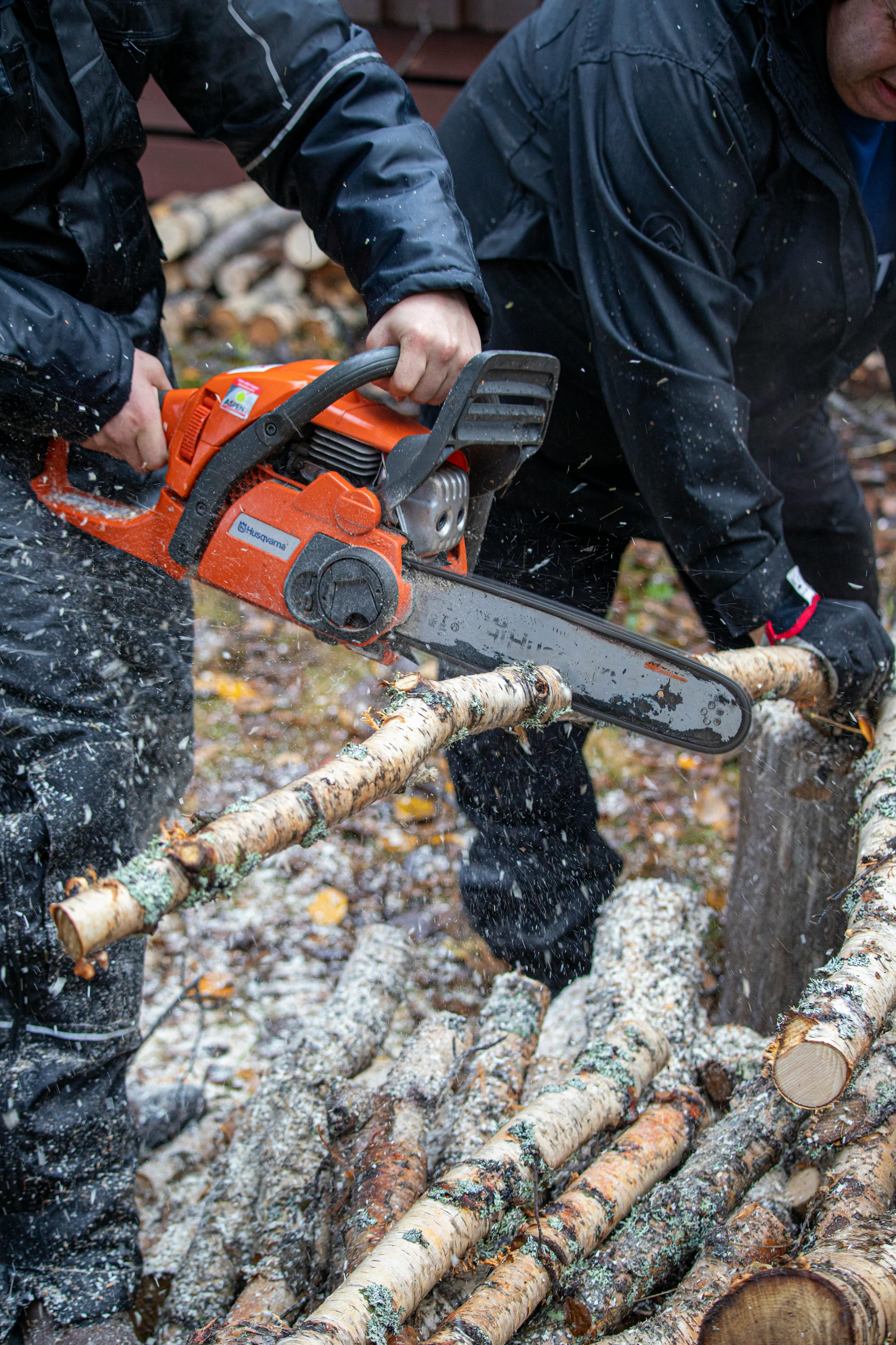 Akku Kettensäge beim Holzschnitt